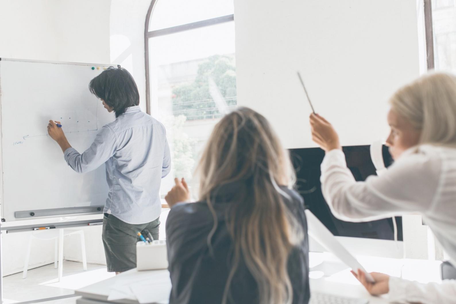 Equipo de farentisova trabajando en estrategias financieras